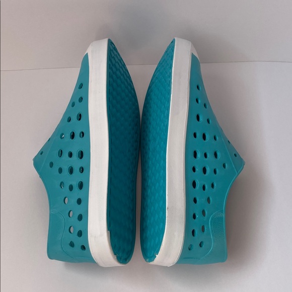 NWOT CRANE Women’s Blue Perforated Slip-On Shoes.  Size 7/8 - Picture 4 of 7